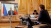 Presidenti i Francës, Emmanuel Macron, bisedon në telefon me presidentin e Rusisë, Vladimir Putin. (Fotografi ilustruese nga arkivi)