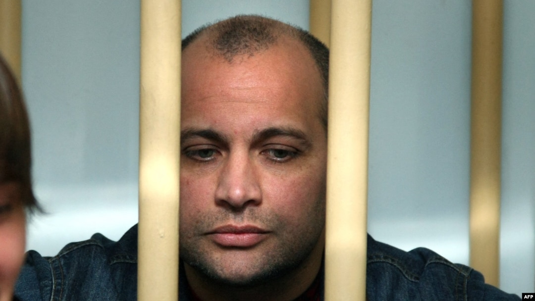 Сергей Хаджикурбанов чака началото на заседанието на съда в Москва на 7 август 2009 г. по делото за убийството на Анна Политковская.