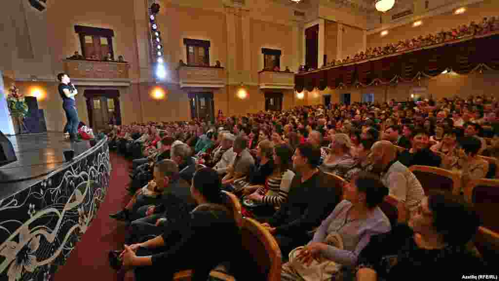 Данир тамашачы белән әңгәмәдә, бергә җырларга әзерли