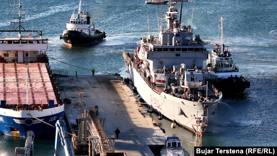 Anija italiane që solli migrantët e parë në Shqipëri, në Portin e Shëngjinit.