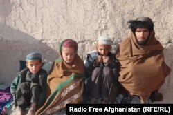 Nakibullah s dva sina i nećakom ispred kuće u Tarin Kovtu, Afganistan.