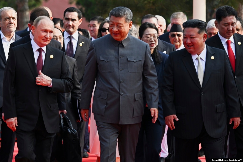 Presidenti rus, Vladimir Putin (majtas); presidenti kinez, Xi Jinping (në mes) dhe udhëheqësi i Koresë së Veriut, Kim Jong Un, duke arritur në paradë.