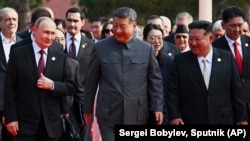 Зьлева направа ў першым шэрагу: Уладзімір Пуцін, Сі Дзіньпін, Кім Чэн Ын