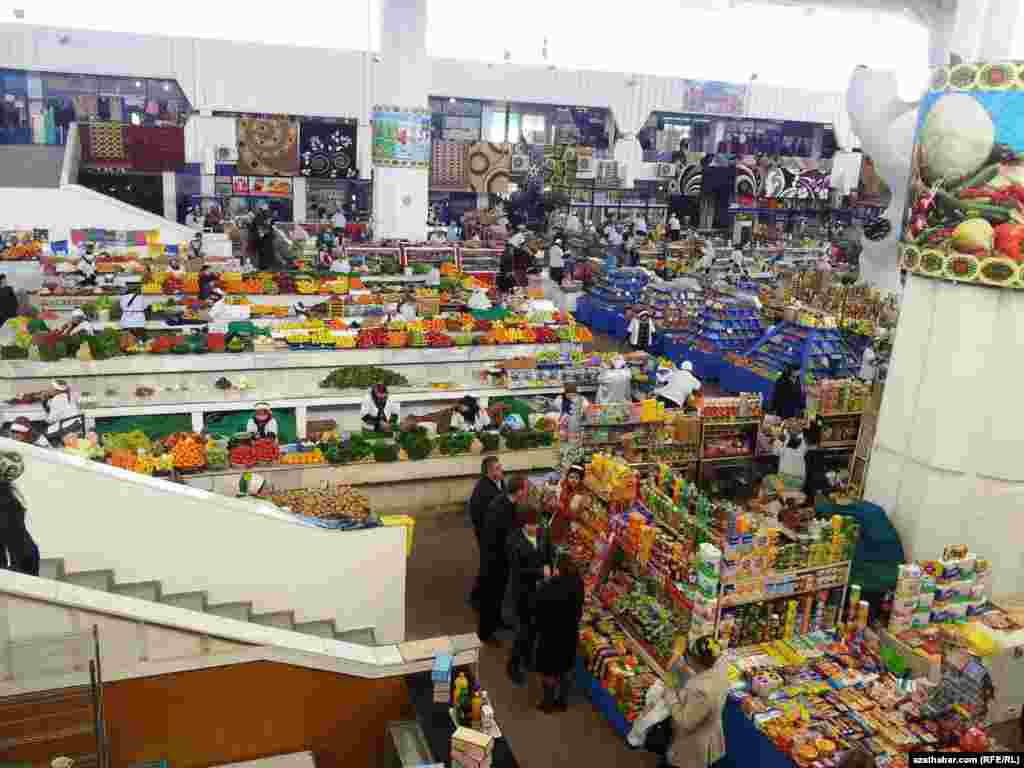 Aşgabadyň "G&uuml;l&uuml;stan" (Ors bazar) s&ouml;wda merkezi.