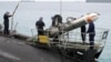 Американська ракета «Томагавк» під час завантаження у Великій Британії