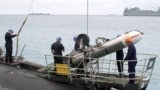 Американская ракета «Томагавк» при погрузке в Великобритании