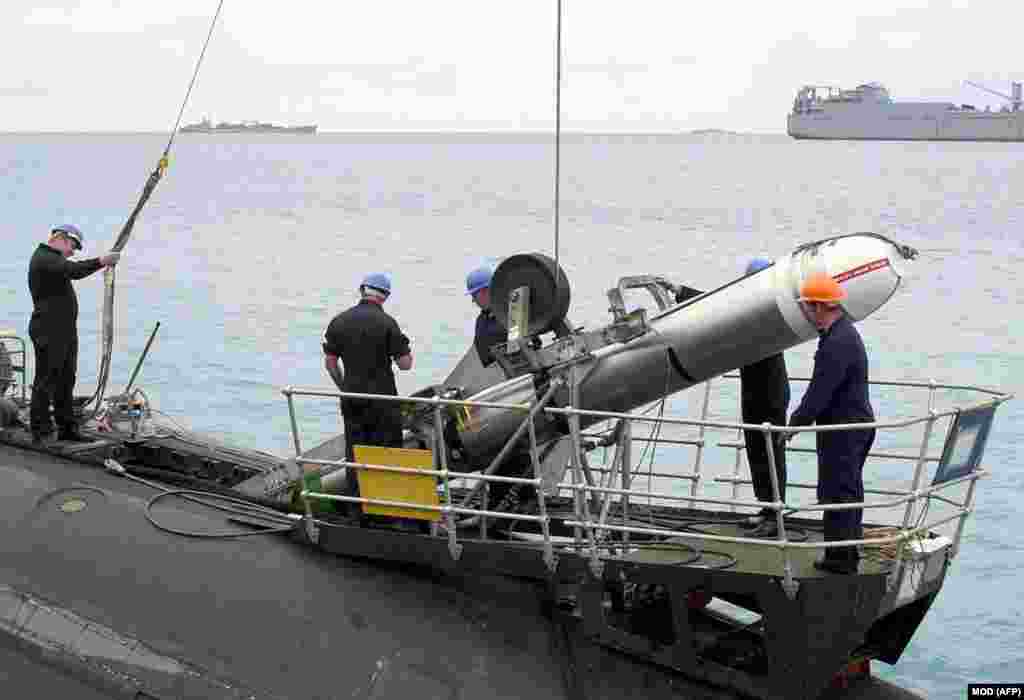British Navy personnel handle a Tomahawk missile at a naval base in the Indian Ocean in November 2001.US President Donald Trump has voiced increasing frustration with Moscow over faltering peace negotiations. The potential supply of Tomahawks was reportedly revived recently amid the White House seeking to make the Kremlin “feel the pain” of the war it started.