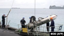 Американская ракета Tomahawk при погрузке в Великобритании