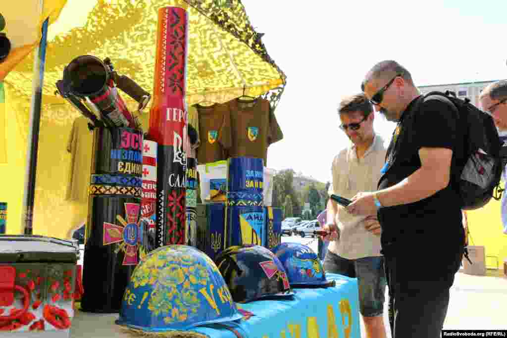 &laquo;Дикі волонтери Айдару&raquo; організували виставку-продаж декорованих боєприпасів та засобів захисту