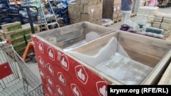 Пустые емкости для сахара в магазине «Доброцен» в Белогорске. Крым, 6 июня 2026 года