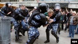 Поліція затримує демонстрантів у Москві, Росія, 12 червня 2017 року