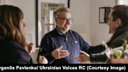 Арно зустрічає українців у своєму домі