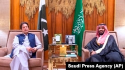 Saudi Arabia's Crown Prince Muhammad bin Salman, right, meets with Pakistani Prime Minister Imran Khan in Riyadh on October 15.