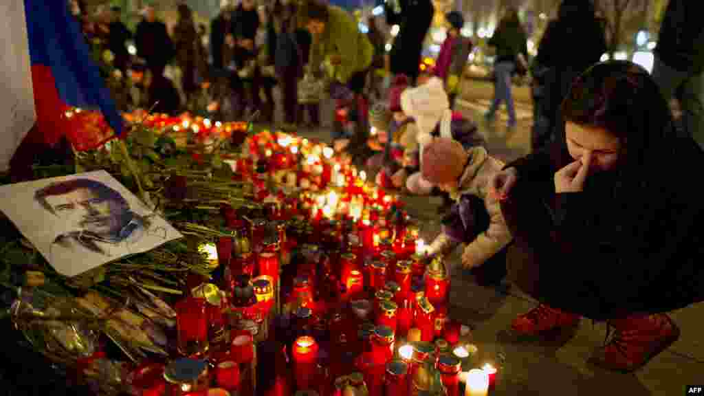 People light candles on Wenceslas Square to pay respect to former Czech President Vaclav Havel in Prague. (AFP/Odd Andersen)