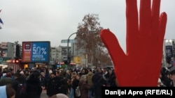 Simbol "krvave šake" na protestu u Novom Sadu organizovanom zbog incidenta na protestu u Beogradu u kom je povređena studentkinja, 16. januar 2025.