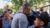 Un prizonier de război ucrainean eliberat își îmbrățișează soția și copilul joi, 26 iunie.
