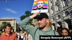 Участник акции протеста против венгерского закона об "ЛГБТ-пропаганде". Будапешт, июнь 2021 года
