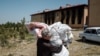 Қырғызстанның Баткен облысындағы Мақсат ауылындағы мына мектеп өртеніп кеткен. 2 мамыр 2021 жыл.
