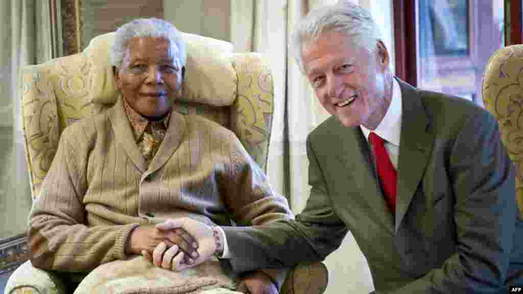 Nelson Mandela i Bill Clinton, Qunu, 17. juli 2012. 