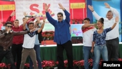 Нікалас Мадура (у цэнтры) танчыць на мерапрыемстве ягоных прыхільнікаў у Каракасе