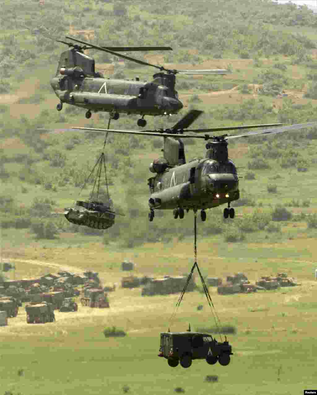 Helikopterë të ushtrisë britanike bëhen gati për të transportuar në Kosovë vetura të blinduara, pas ndaljes së bombardimeve nga NATO, 9 qershor&nbsp;1999. Russell Boyce/Reuters.&nbsp; 