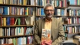 Адиб Халид со своей книгой Central Asia: A New History from the Imperial Conquests to the Present, 10 апреля 2024 года