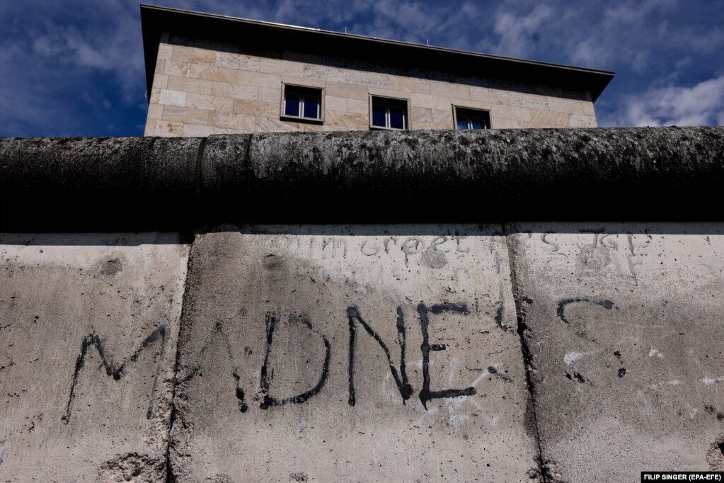 Rrënojat e Murit të Berlinit qëndrojnë në vendin përkujtimor "Topografia e terrorit", në Berlin. (12 gusht)