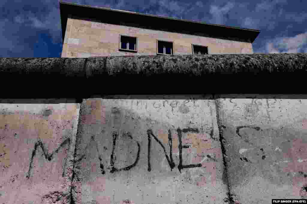 &bdquo;Őrültség&rdquo; &ndash; írta valaki erre a megmaradt falrészletre a Terror topográfiájaként ismert berlini emlékhelyen