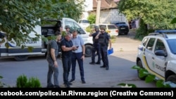 Слідчі біля відділення поліції в Рівному, де стався вибух, 31 серпня 2026 року
