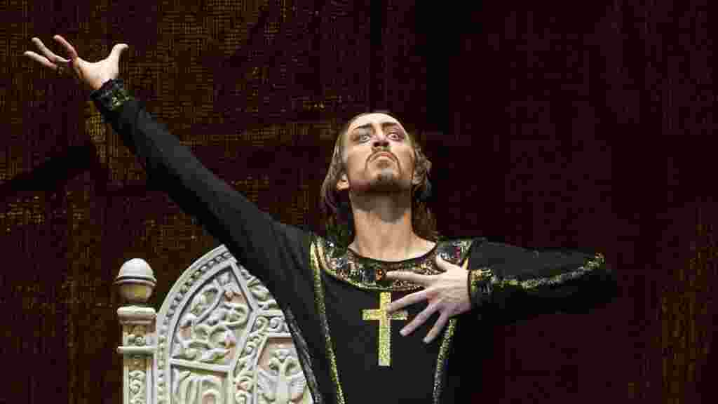 Dansatorul Pavel Dmitricenko &icirc;n rolul lui Ioan cel Groaznic, &icirc;ntr-o prezentare pentru presă a unui nou spectacol la Teatrul Bolşoi din Moscova.