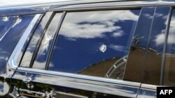 ეკვადორის პრეზიდენტის ადმინისტრაციის მიერ გამოქვეყნებულ ამ ფოტოზე ჩანს ტყვიის კვალი იმ ავტომობილზე, რომლითაც პრეზიდენტი დანიელ ნობოა გადაადგილდებოდა