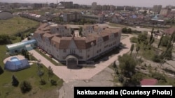 Дом, владельцем которого, по данным Kaktus.media, является депутат парламента Камчыбек Жолдошбаев.