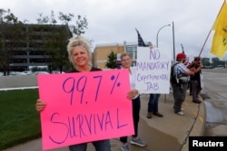 Пикетчики протестуют против обязательной вакцинации в Огайо, Август 2021