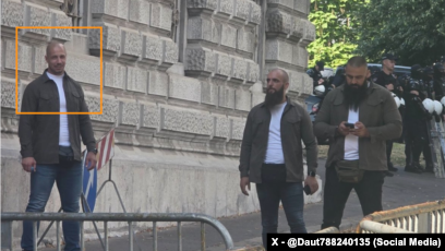 I akuzuari për sulmin në Banjskë, Vlladimir Vuçetiq, në protestën në Serbi, 28 qershor 2025 (Burimi X:@Daut788240135)