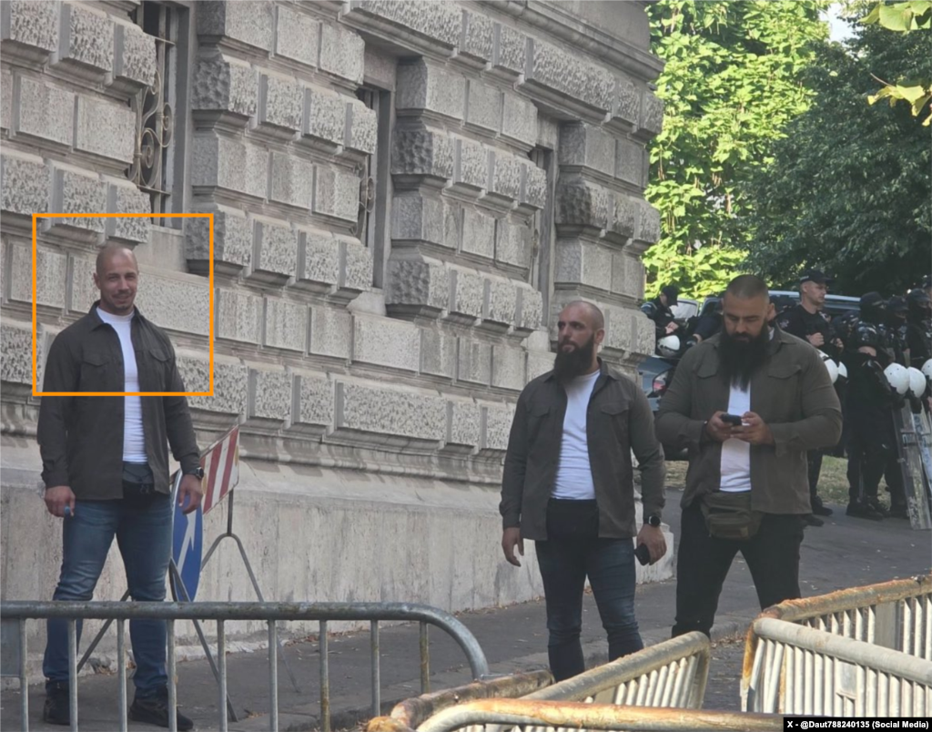 Vladimir Vučetić, jedan od na Kosovu optuženih za napad na kosovske policajce u mestu Banjska 2023. godine, u "Ćacilendu". Vučetić u Srbiji nije procesuiran. Fotografija od 28. juna 2025. godine. 