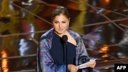 Eýranly kinorežissýor Asghar Farhadiniň “Satyjy” atly filmi üçin Oskar baýragyny Eýranly inžener we astronawt Anousheh Ansari kabul etdi, Hollywoodyň kino akademiýasynyň 89-njy ýyllyk gowşuryş dabarasy, Kaliforniýa, 26-njy fewral, 2017. 