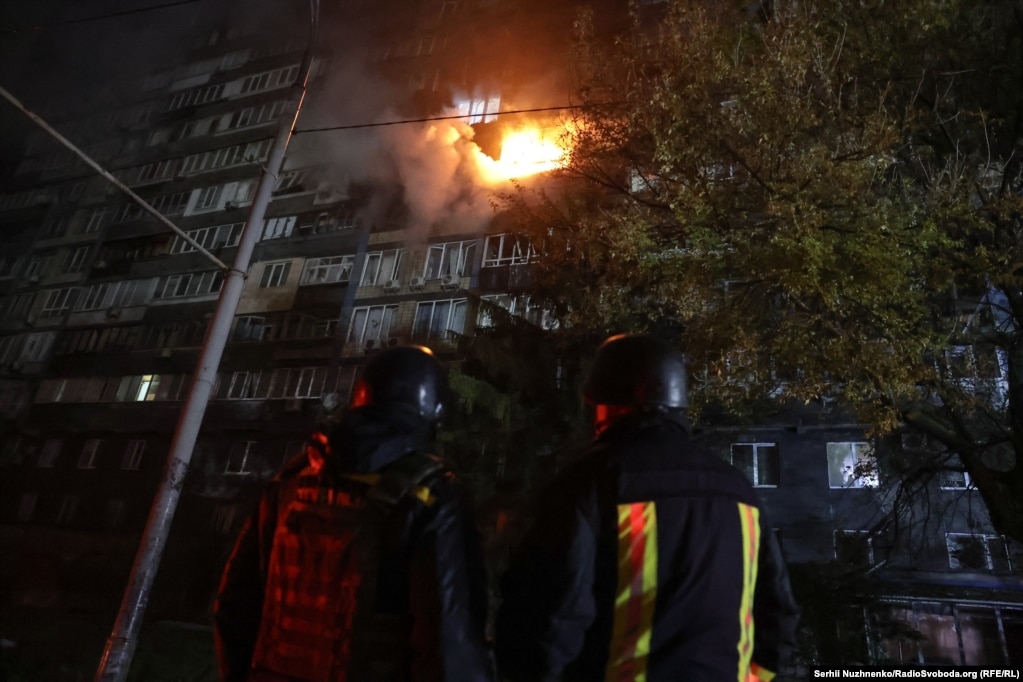 Атака на Київ 10 жовтня 2025 року. Влучання уламків безпілотника «Шахед» у житловий будинок