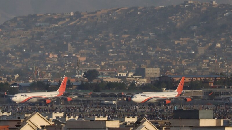 Аеродромот во Кабул повторно отворен за евакуација по хаосот
