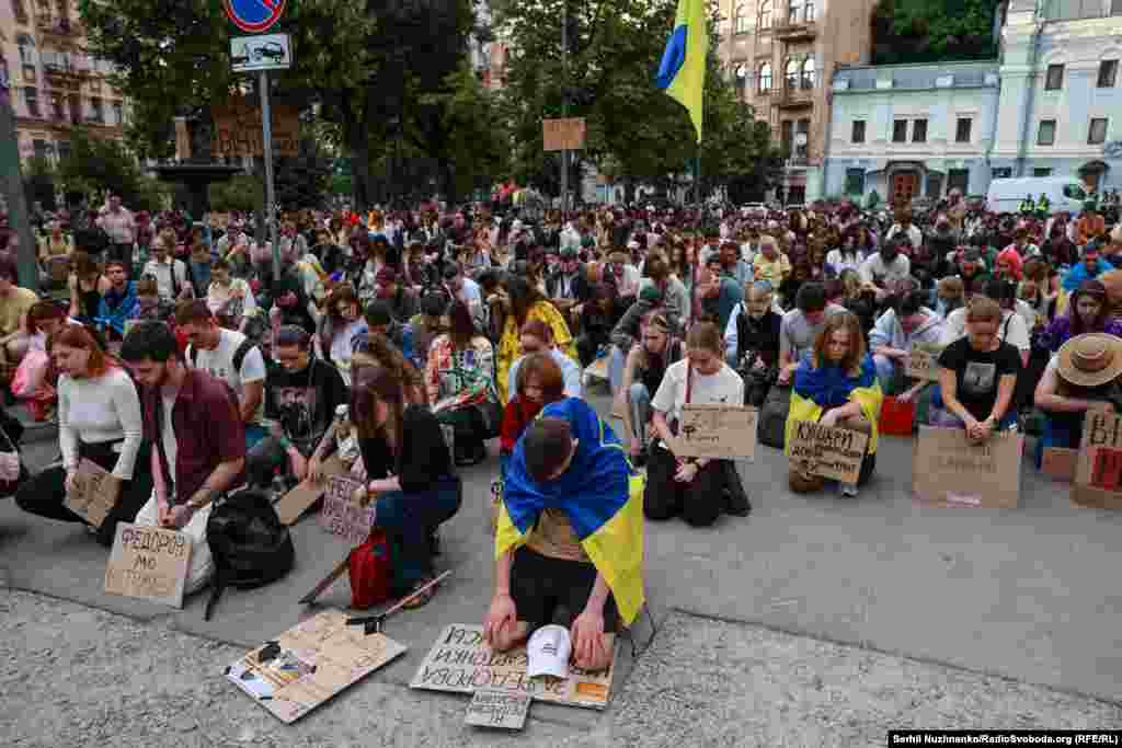Як і в попередні рази, акція протесту розпочалася з хвилини мовчання за загиблими у російсько-українській війні. Київ, 24 липня 2026 року