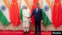 Индискиот премиер Нарендра Моди се ракува со кинескиот претседател Си Џинпинг за време на состанокот на маргините на самитот на Шангајската организација за соработка (ШОС) во Тјанџин, Кина, 31 август 2025 година. 