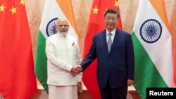 Indijski premijer Narendra Modi rukuje se s kineskim predsjednikom Xi Jinpingom tokom sastanka na marginama samita Šangajske organizacije za saradnju (SCO) u Tianjinu u Kini, 31. avgusta 2025.