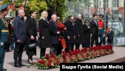 Бадра Гунба (слева) с супругой и другими иностранными гостями в Москве, 9 мая 2025 года