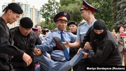 Еркектер әйелді сперматозоидпен жаппай жауып тастайды