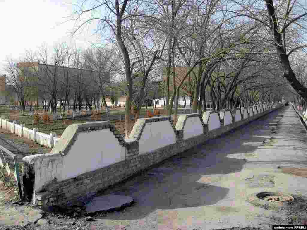 Территория школы №14 в Мары. Ноябрь, 2020. 