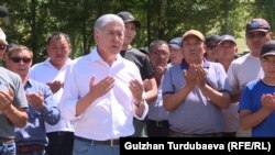 Экс-президент Кыргызстана Алмазбек Атамбаев со своими сторонниками на территории своей резиденции в селе Кой-Таш.