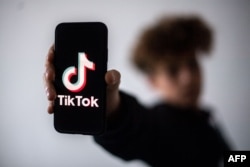 TikTok anunță că a eliminat peste 4.500 de materiale care încălcau „integritatea civică și electorală”, alături de alte peste 100 de mii de conturi false.