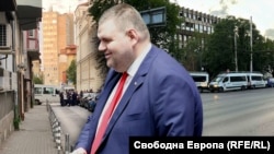 Колаж със снимки на полицейски бусове около централата на "ДПС – Ново начало". На преден план е лидерът на формацията Делян Пеевски