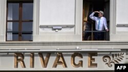 Держсекретар США Джон Керрі виглядає з вікна готелю Beau-Rivage у Лозанні, ілюстративне фото