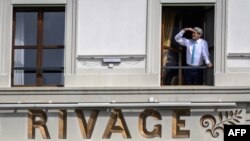 Secretarul de stat american John Kerry la fereastra camerei sale din hotelul Beau-Rivage Palace, în pauza intervenită în negocieri, Lausanne, Elveţia, 1 aprilie 2015