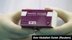 Az egyiptomi Eva Pharma gyógyszercég áltál előállított "Remdesivir" készítmény 2020. június 25-én.